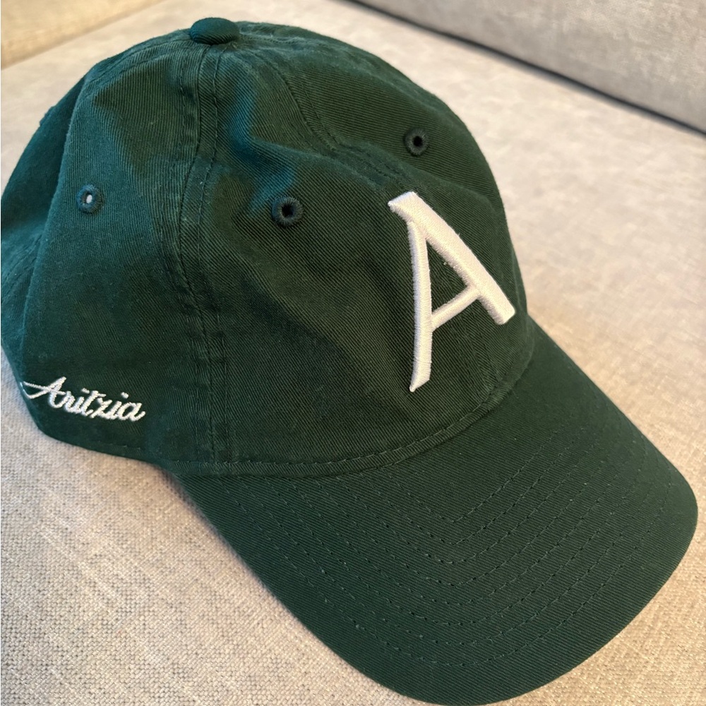 Aritzia hat